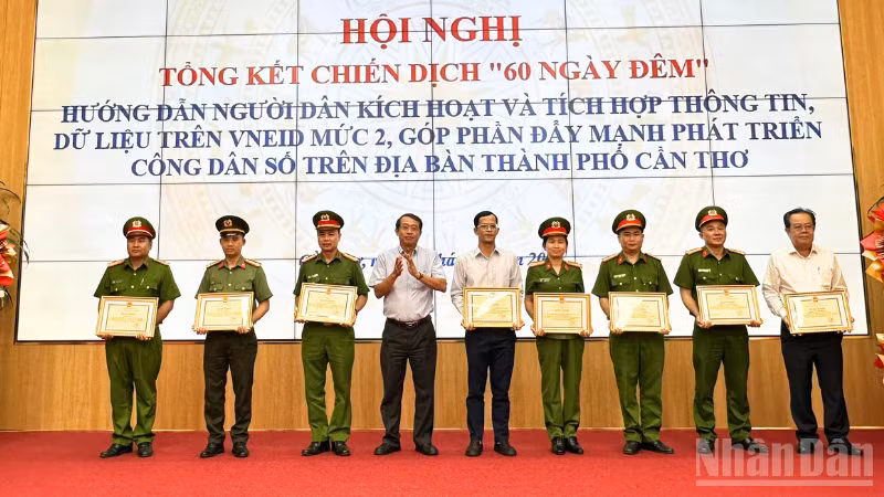 Ủy ban nhân dân thành phố Cần Thơ tặng Bằng khen cho các tập thể, cá nhân có thành tích xuất sắc trong chiến dịch.
