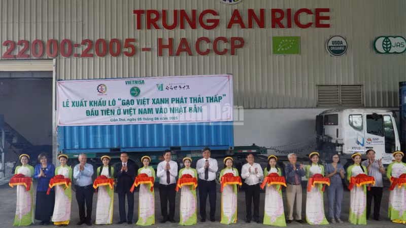 Nghi thức cắt băng xuất khẩu lô hàng “Gạo Việt xanh phát thải thấp” đầu tiên sang Nhật Bản.