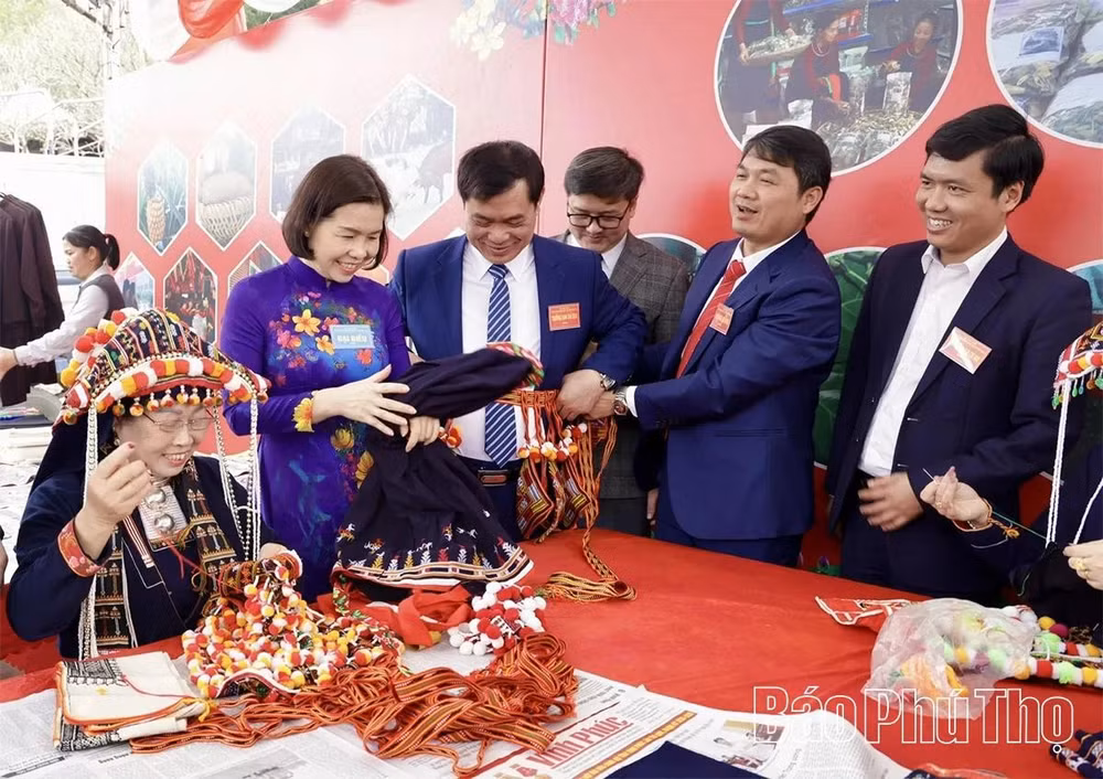 Phó Chủ tịch UBND tỉnh Phùng Thị Kim Nga và các đại biểu tham quan các khu trưng bày giới thiệu nét đẹp văn hoá, sản phẩm, món ăn đặc sắc của địa phương.