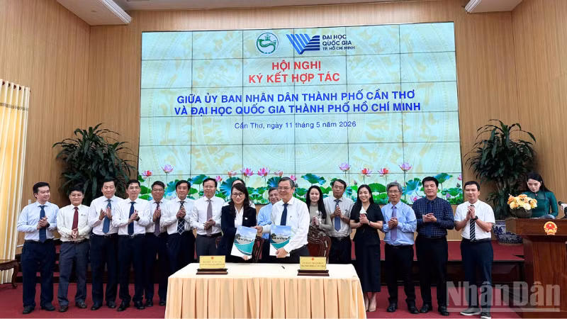 Ông Trương Cảnh Tuyên, Chủ tịch Ủy ban nhân dân thành phố Cần Thơ ký kết với Giáo sư, Tiến sĩ Nguyễn Thị Thanh Mai, Giám đốc Đại học Quốc gia Thành phố Hồ Chí Minh. 