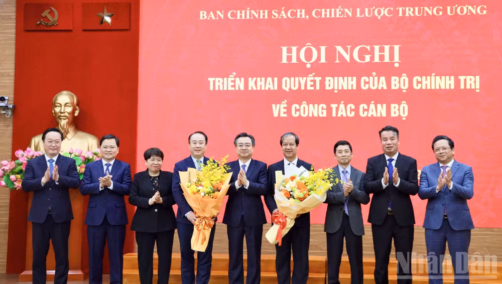 Đồng chí Nguyễn Thanh Nghị và tập thể lãnh đạo Ban Chính sách, chiến lược Trung ương tặng hoa chúc mừng các đồng chí tân Phó Trưởng ban.