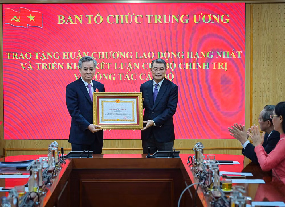 truong-ban-to-chuc-trung-uong-le-minh-hung-trao-huan-chuong-lao-dong-hang-nhat-tang-dong-chi-nguyen-quang-duong.jpg