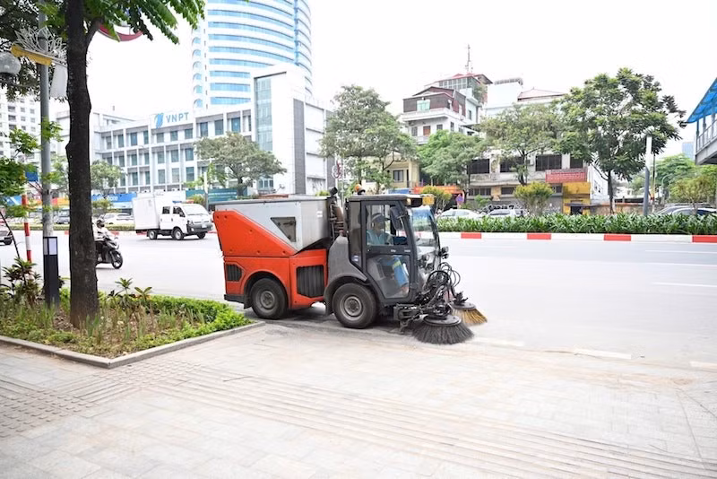 Công tác vệ sinh môi trường đang được thành phố Hà Nội quan tâm để tạo cảnh quan xanh, sạch, đẹp.