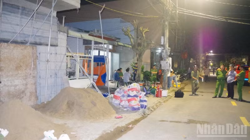 Hiện trường vụ cháy và lực lượng chức năng tích cực điều tra, làm rõ.