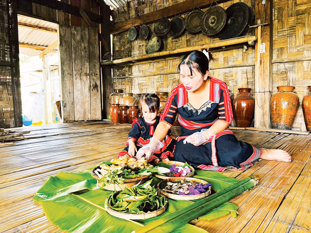 Y Tuấn (chủ nhân Y Tuấn homestay) chuẩn bị các món ăn đậm bản sắc núi rừng cho du khách.