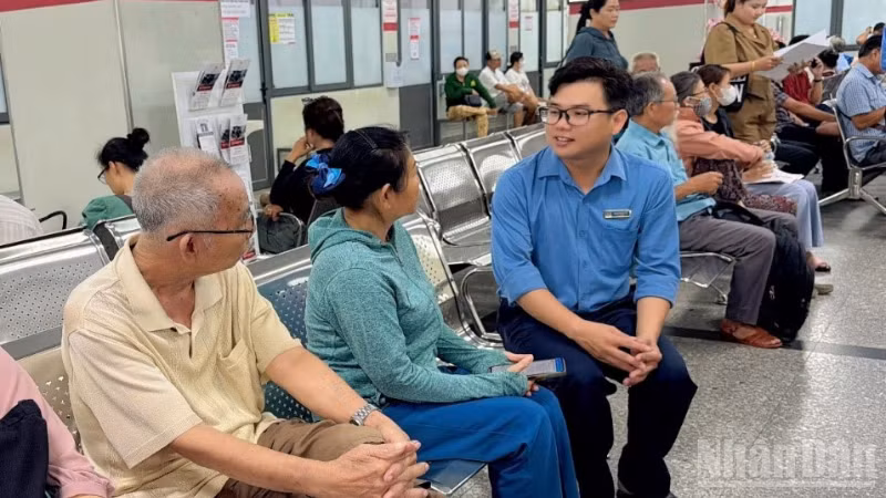 Viên chức cơ quan Bảo hiểm xã hội thành phố Cần Thơ trao đổi với gia đình bệnh nhân khi đến khám, chữa bệnh tại Bệnh viện đa khoa quốc tế SIS Cần Thơ.