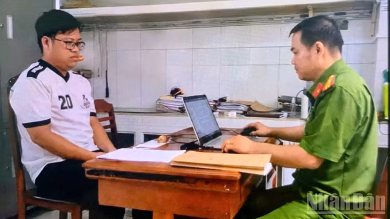Điều tra viên làm việc với đối tượng Đặng Quang Vinh.