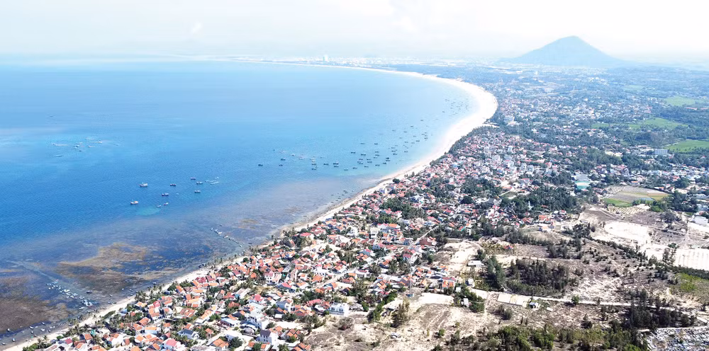 Bờ biển đẹp với nhiều danh thắng tạo lợi thế cho tuyến du lịch liên hoàn giữa biển và núi của tỉnh Đắk Lắk. Ảnh: Khiếu Minh