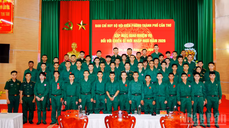 Chiến sĩ mới nhập ngũ chụp ảnh lưu niệm với thủ trưởng Ban chỉ huy Bộ đội Biên phòng thành phố Cần Thơ tại buổi gặp mặt giao nhiệm vụ.