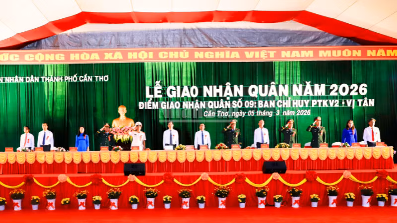 Đại biểu tham dự lễ giao nhận quân tại phường Vị Tân, thành phố Cần Thơ.
