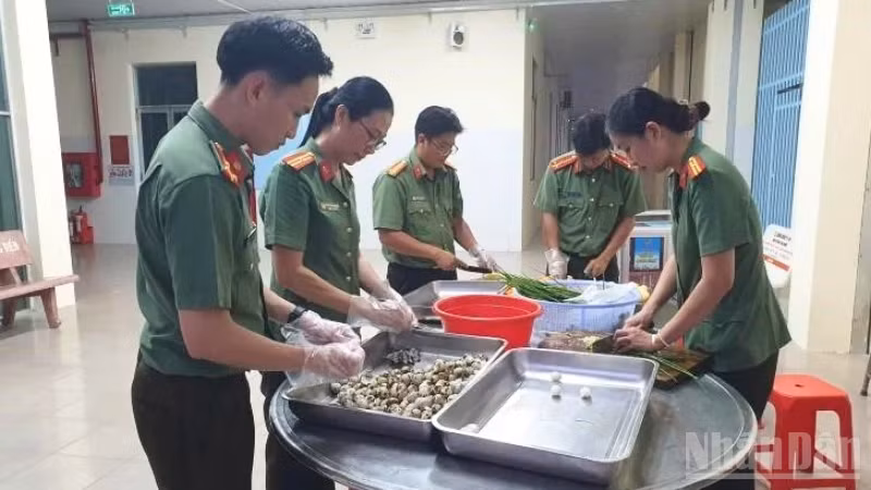 Cán bộ, chiến sĩ Phòng Tham mưu Công an thành phố Cần Thơ sơ chế nguyên liệu nấu cháo để kịp trao cho bà con vào buổi sáng. (Ảnh: HẢI ĐĂNG)