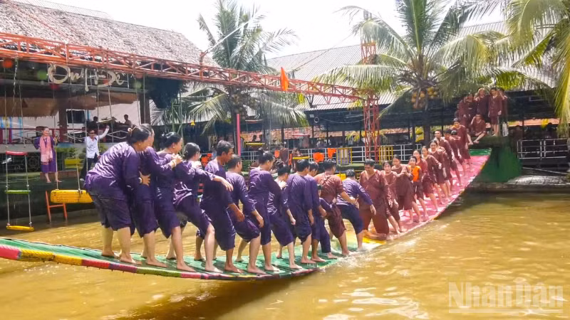Du khách trải nghiệm trò chơi dân gian tại Làng du lịch sinh thái Ông Đề, thành phố Cần Thơ.