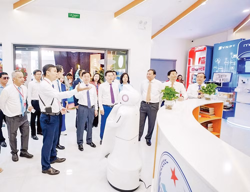 Đại biểu tham quan các sản phẩm tại Trung tâm Đổi mới sáng tạo Tây Ninh. Ảnh: UBND Tây Ninh