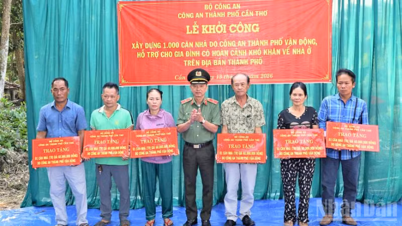 Thiếu tướng Huỳnh Việt Hòa, Giám đốc Công an thành phố Cần Thơ trao quyết định hỗ trợ xây dựng nhà đợt 1 cho hộ gia đình có hoàn cảnh khó khăn.