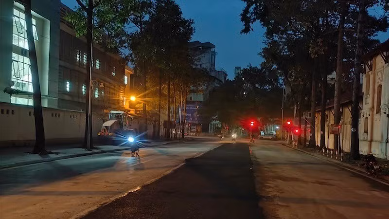 Tuyến đường Hùng Vương đang được chỉnh trang, mở rộng.