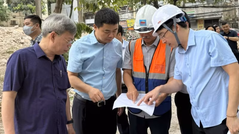 Lãnh đạo phường Thanh Xuân bàn giao mặt bằng ngoài thực địa cho Ban Quản lý dự án đầu tư xây dựng công trình giao thông thành phố.