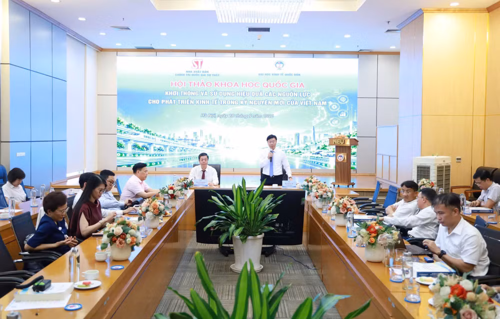 Phó Giáo sư, Tiến sĩ Vũ Trọng Lâm, Giám đốc - Tổng Biên tập Nhà xuất bản Chính trị quốc gia Sự thật và Phó Giáo sư, Tiến sĩ Bùi Đức Thọ, Giám đốc Đại học Kinh tế Quốc dân đồng chủ trì hội thảo. (Ảnh: BTC)