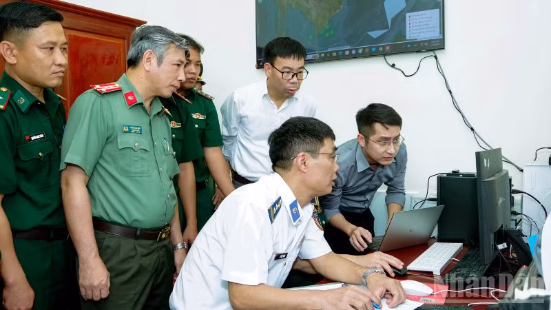 Đoàn công tác kiểm tra hệ thống quản lý tàu cá tại trạm kiểm soát biên phòng Trần Đề, Đồn Biên phòng Trung Bình.