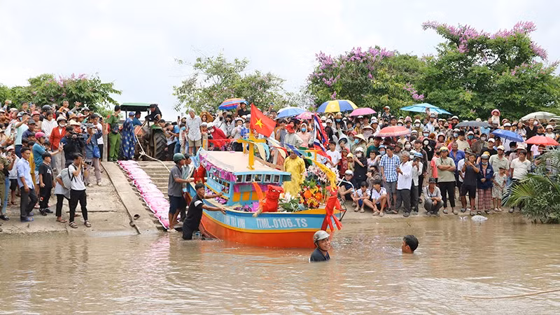 Ngư dân tỉnh Trà Vinh thực hiện nghi thức tống tàu ra biển cả.