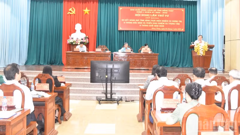 Các đại biểu tham dự kỳ họp.