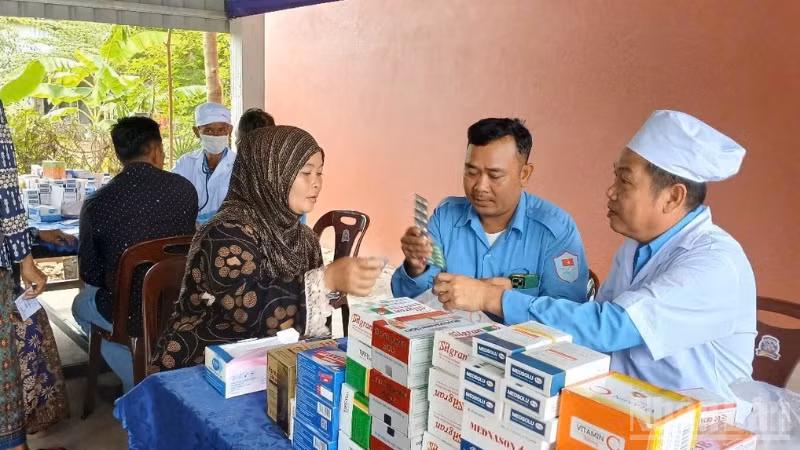 Hơn 200 lượt người dân Campuchia được khám bệnh, cấp thuốc miễn phí.
