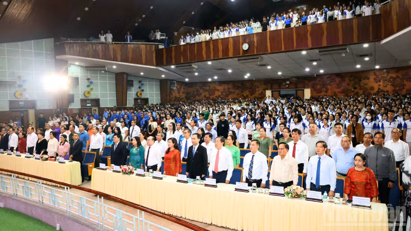 Đại biểu và khách mời thực hiện nghi Lễ chào cờ tại chương trình họp mặt kỷ niệm 50 năm thiết lập quan hệ ngoại giao Việt Nam-Philippines.