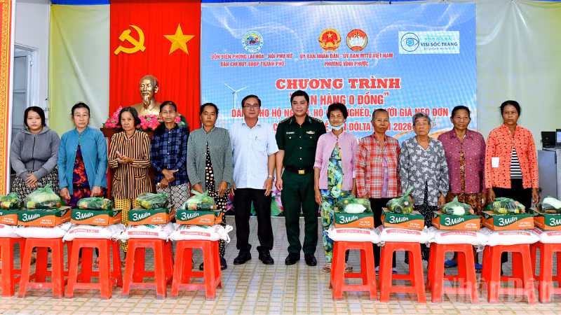 Đại diện lãnh đạo địa phương và chỉ huy đồn Biên phòng Lai Hòa trao quà cho người dân tại chương trình. (Ảnh: VĂN LONG)