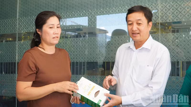 Ông Lê Hồng Việt, Chủ tịch Ủy ban nhân dân xã Vị Thanh 1 trao đổi với Hợp tác xã Nông nghiệp và dịch vụ Kiến Thành. (Ảnh: VĂN ÚT)