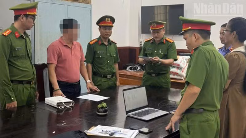 Bắt tạm giam nhân viên ngân hàng lừa đảo hơn 73 tỷ đồng Đối tượng Trần Văn Trạng (thứ 2 bên trái) nghe Cơ quan Công an tống đạt các quyết định khởi tố, bắt tạm giam. (Ảnh: MINH KHỞI)