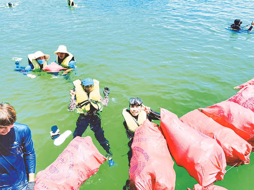 Thu gom rác thải nhựa trên biển ở Phú Quốc. Ảnh: PQX 