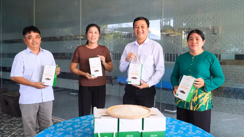 Lãnh đạo xã Vị Thanh 1, thành phố Cần Thơ thăm Hợp tác xã Nông nghiệp và Dịch vụ Kiến Thành. (Ảnh: VĂN ÚT)