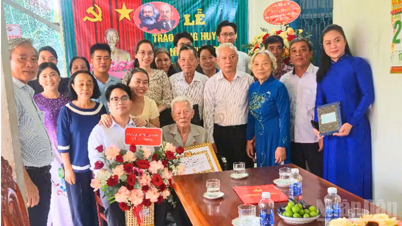 Ông Phạm Duy Khương chụp hình lưu niệm cùng các con, cháu trong gia đình. (Ảnh: VĂN ÚT) 