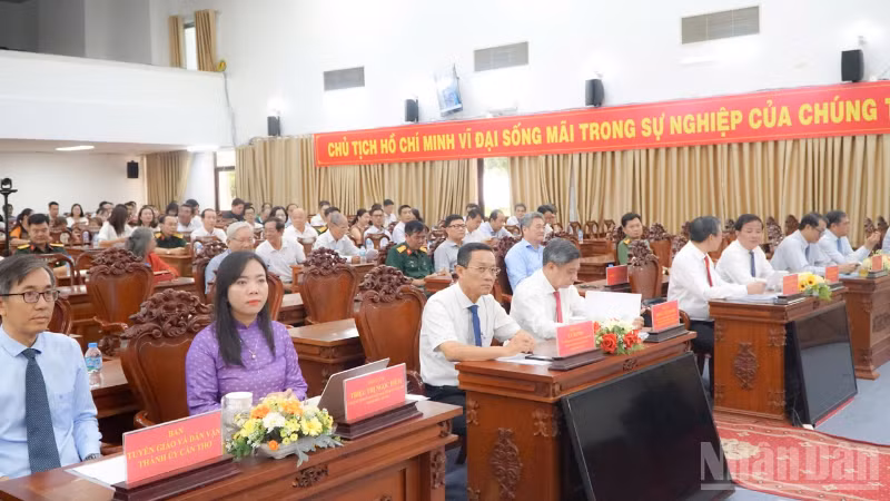 Đại biểu tham dự buổi họp mặt.