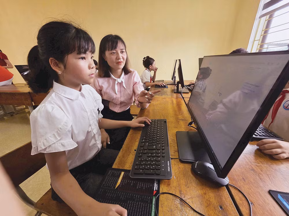 Dàn máy tính do các nhà hảo tâm vừa hỗ trợ Trường tiểu học Xuân Ái.