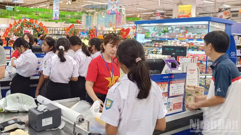 Không khí mua sắm diễn ra sôi động tại siêu thị Co.opmart Vị Thanh, phường Vị Thanh.