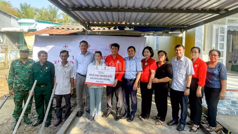 Trao bảng tượng trưng hỗ trợ kinh phí tặng nhà Đại đoàn kết cho bà Thạch Thị Nhanh.