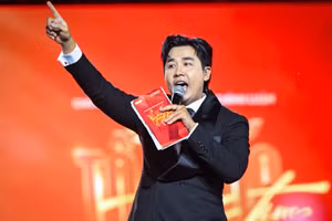 MC Nguyên Khang dẫn chương trình "Tổ quốc trong tim". (Ảnh: THÀNH ĐẠT)