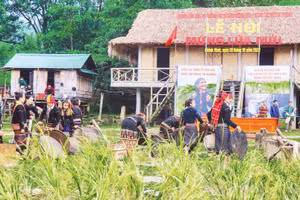 Lễ hội mừng lúa mới của đồng bào Bru-Vân Kiều được tái hiện tại khu du lịch sinh thái thôn Chênh Vênh. (Ảnh: HIẾU MINH)