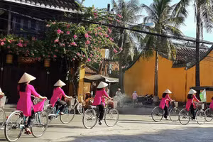Xe đạp từ lâu đã trở thành một hình ảnh quen thuộc ở Hội An và nhiều người chọn đạp xe để cảm nhận vẻ đẹp của phố cổ. (Ảnh: Ban tổ chức)
