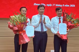 Phó Bí thư Thường trực Tỉnh ủy Hưng Yên Trần Quốc Toản trao các Quyết định của Ban Thường vụ Tỉnh ủy Hưng Yên về công tác cán bộ của Văn phòng Tỉnh ủy, Bộ phận nghiên cứu chính sách của Tỉnh ủy Hưng Yên.