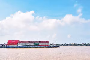Tàu chở container trên sông Tiền. (Ảnh: ANH QUÂN)