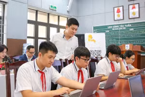 Học sinh Trường trung học cơ sở Giảng Võ (Ba Đình, Hà Nội) trong giờ học mô hình trường học số. (Ảnh minh họa: THẾ ĐẠI)