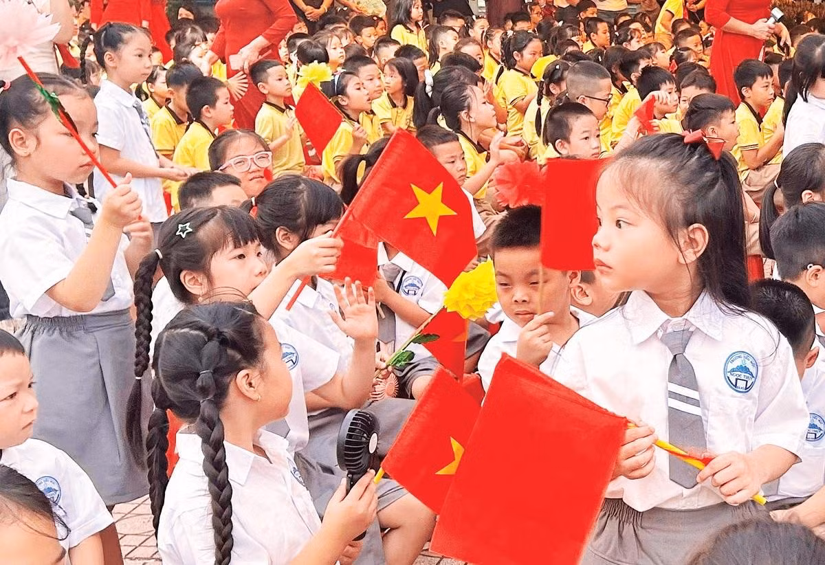 Các em học sinh gặp lại bạn bè sau kỳ nghỉ hè.