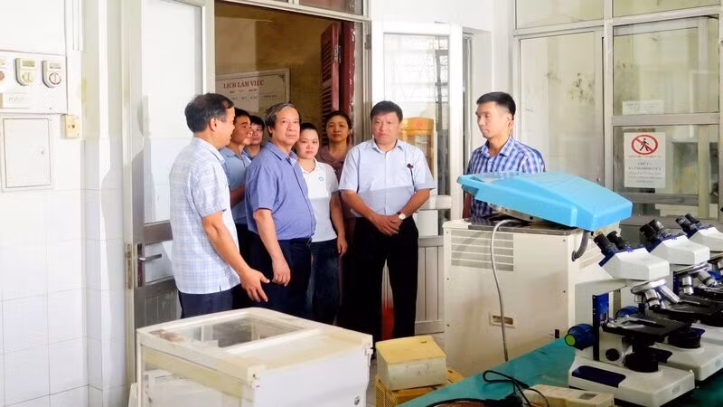 Bộ trưởng Nguyễn Kim Sơn chia sẻ với những thiệt hại rất lớn của ngành giáo dục và đào tạo Thái Nguyên.