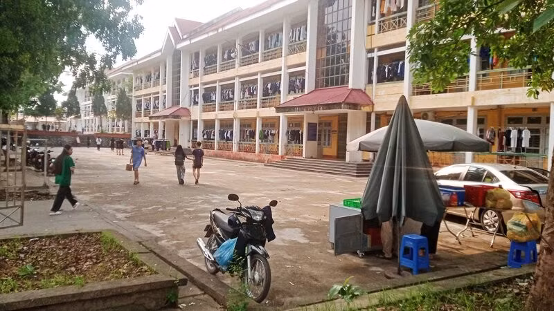Chỗ ở của học sinh Trường phổ thông vùng cao Việt Bắc được cấp điện thường xuyên để vận hành các thiết bị làm mát bảo vệ sức khỏe học sinh ôn thi tốt nghiệp trung học phổ thông