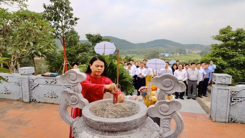 Đồng chí Nguyễn Thị Thu Hà, Ủy viên Trung ương Đảng, Bí thư Đảng ủy, Phó Chánh Văn phòng Thường trực Văn phòng Trung ương Đảng thành kính dâng hương tưởng nhớ các bậc tiền bối cách mạng tại Nhà bia di tích lịch sử Văn phòng Trung ương Đảng. (Ảnh: THẾ BÌNH)