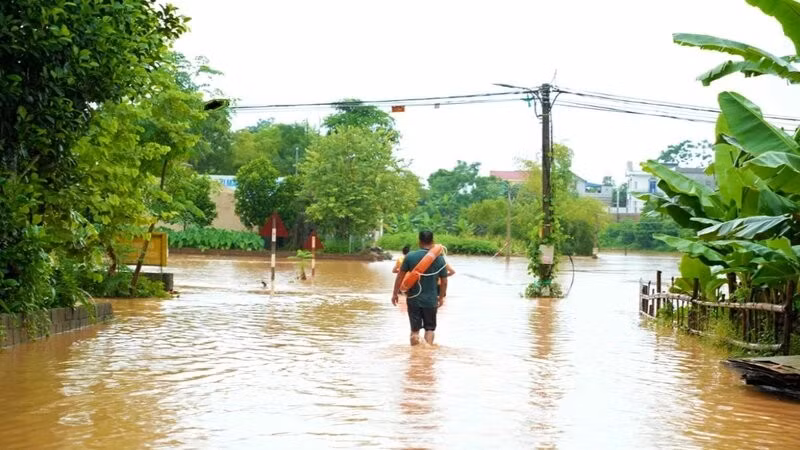 Mưa to xuất hiện lũ lớn tại xã miền núi Phú Đình.