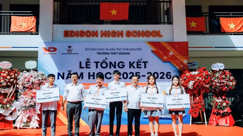 Lãnh đạo đơn vị chủ quản Trường trung học phổ thông Edison trao học bổng cho học sinh xuất sắc trong lễ tổng kết năm học đầu tiên.