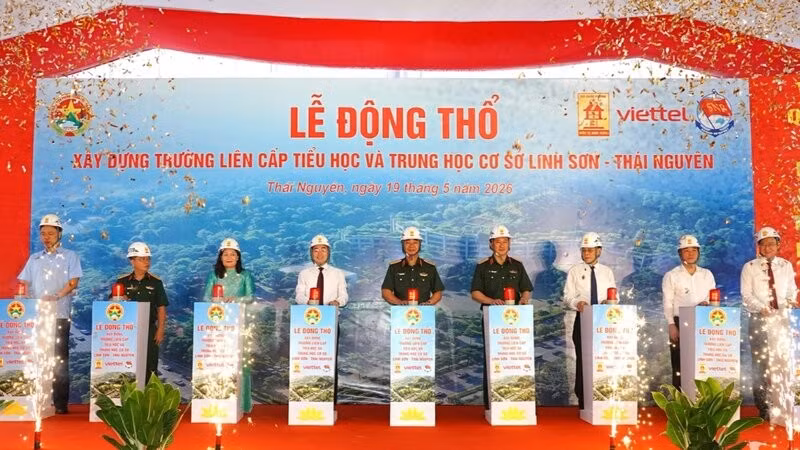 Các đại biểu thực hiện nghi thức động thổ xây dựng Trường liên cấp tiểu học và trung học cơ sở Linh Sơn.