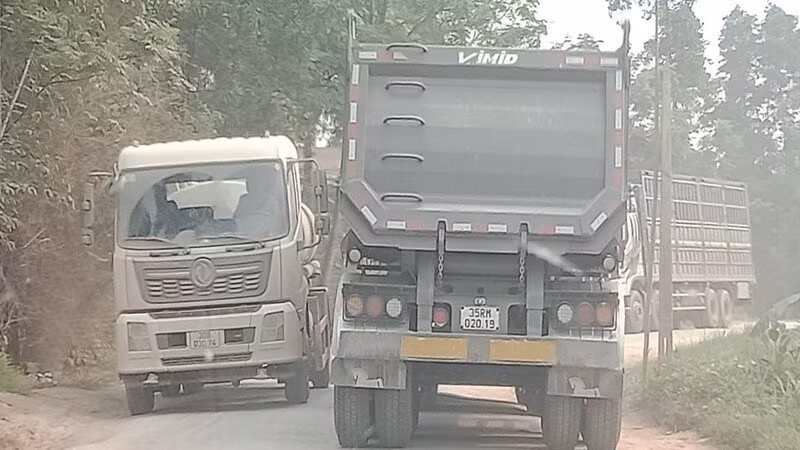 Xe chở đất trên đường 269B gây ô nhiễm môi trường và mất an toàn giao thông.